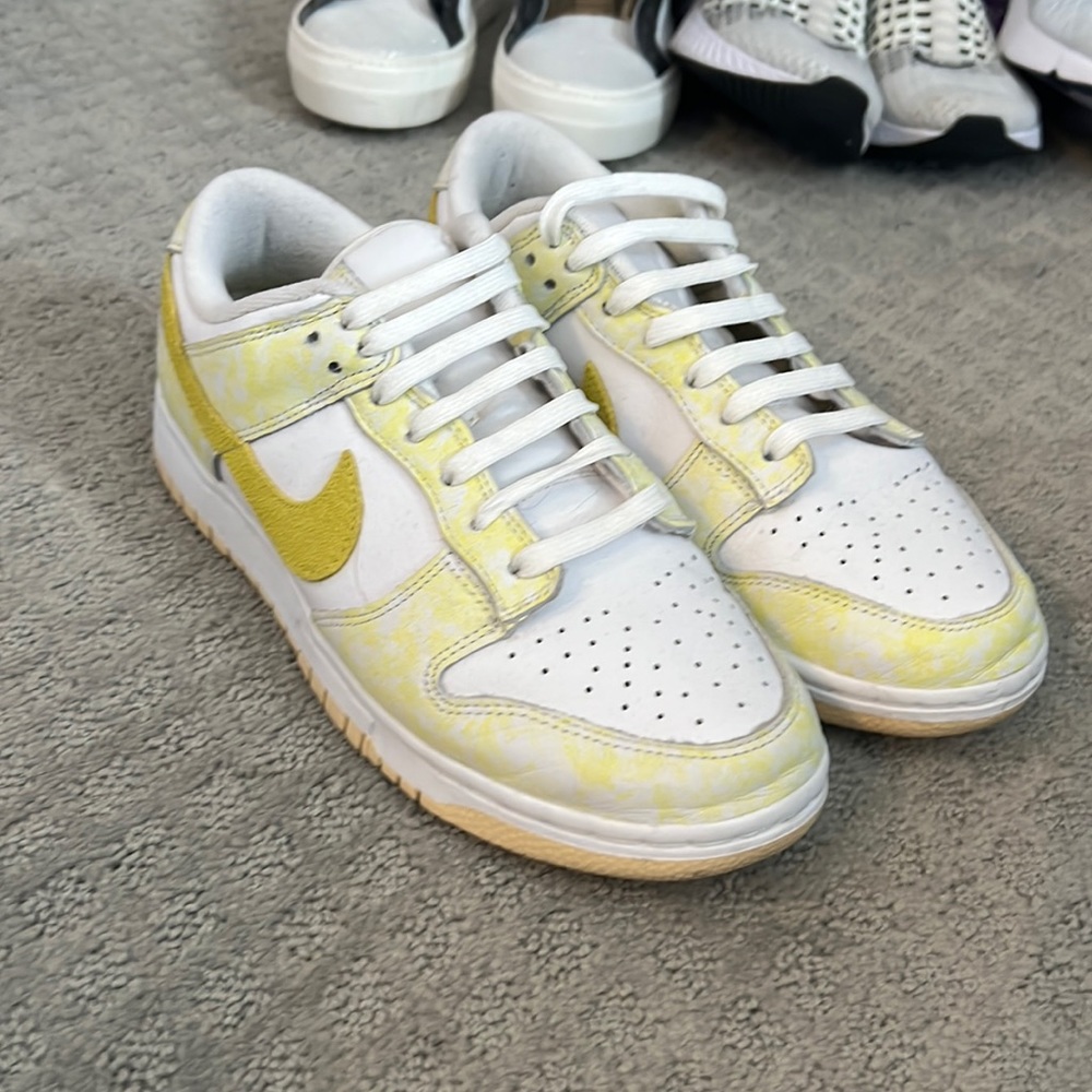 Nike dunk low lemonade size 8.5